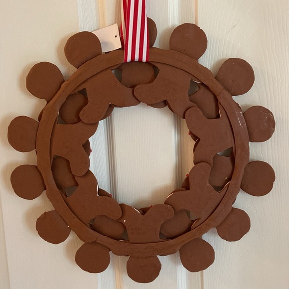 18” Gingerbread Men Christmas Wreath Layered Decorated w/ White & Red Icing - Picture 10 of 16
